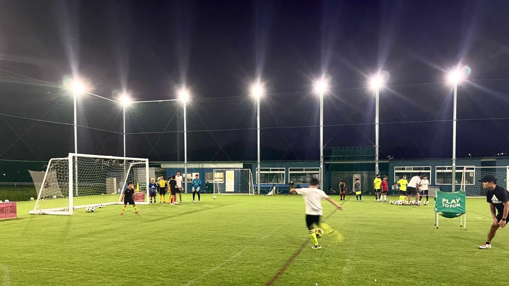 サッカースクールでストライカーとゴールキーパーが対戦するジーラボトレーニングスクールの風景